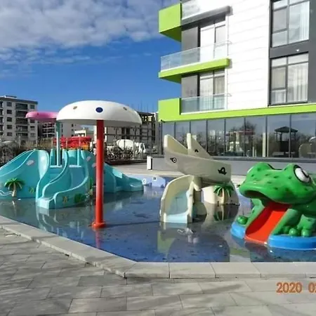 Bell Marina Premium Pool & Waterfront Apartment *