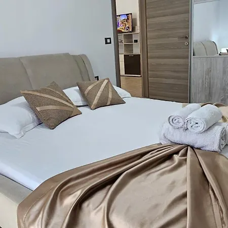 Bell Marina Premium Pool & Waterfront * Navodari